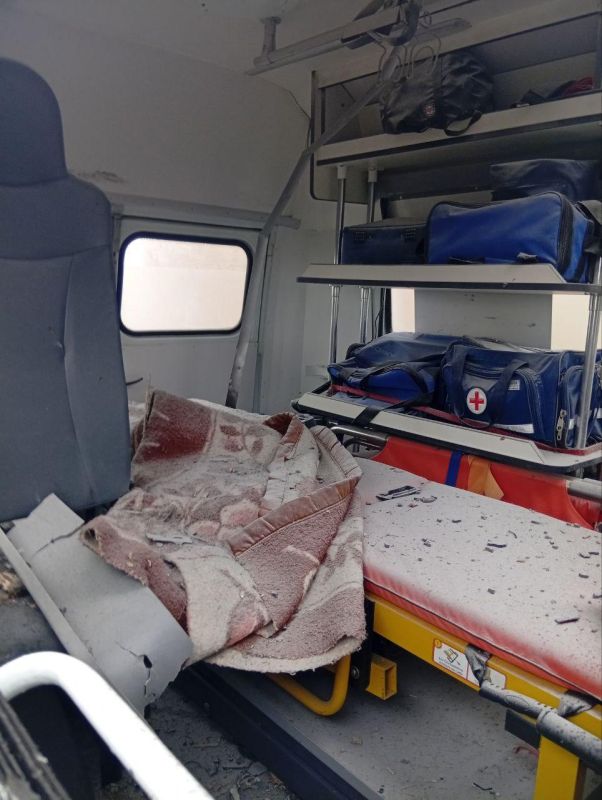 Кадры последствий атаки ВСУ на машину скорой помощи в Новой Збурьевке Кадры последствий атаки ВСУ на машину скорой помощи в Новой Збурьевке