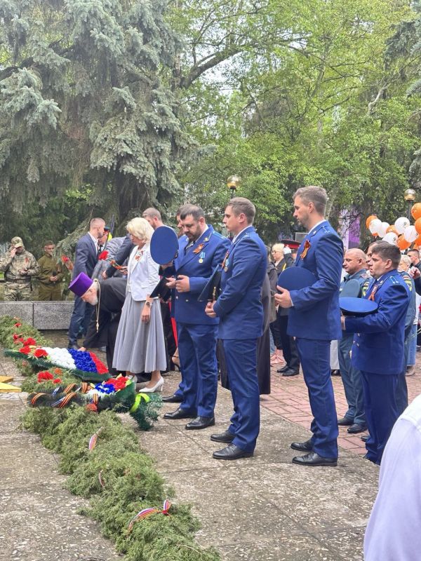 Накануне, в День 80-летней годовщины Победы в Великой отечественной войне, работники прокуратуры Херсонской области приняли участие в торжественных мероприятиях в каждом муниципальном округе Накануне, в День 80-летней годовщины Победы в Великой отечественной войне, работники прокуратуры Херсонской области приняли участие в торжественных мероприятиях в каждом муниципальном округе