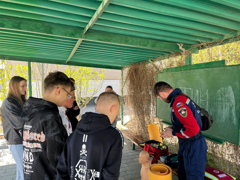 Добровольцы ВСКС провели мастер-класс по оказанию первой помощи для учеников Генической школы №4 Добровольцы ВСКС провели мастер-класс по оказанию первой помощи для учеников Генической школы №4