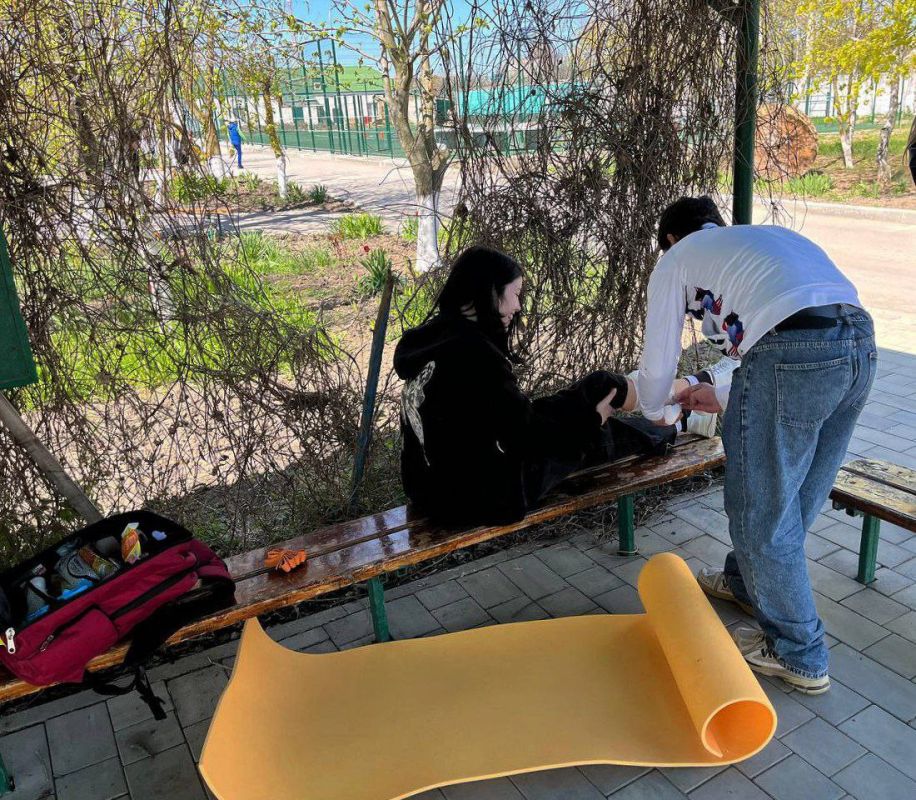 Добровольцы ВСКС провели мастер-класс по оказанию первой помощи для учеников Генической школы №4 Добровольцы ВСКС провели мастер-класс по оказанию первой помощи для учеников Генической школы №4
