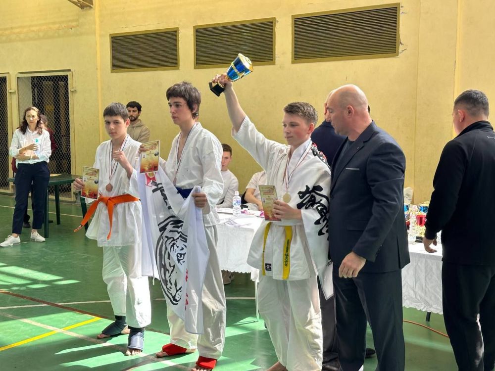 Генические спортсмены завоевали 5 медалей в Международном фестивале, посвященном 80-летию Победы по киокушинкай и всестилевому каратэ 11 мая в Симферополе состоялся Международный фестиваль посвящений, 80-летию Победы по... Генические спортсмены завоевали 5 медалей в Международном фестивале, посвященном 80-летию Победы по киокушинкай и всестилевому каратэ 11 мая в Симферополе состоялся Международный фестиваль посвящений, 80-летию Победы по...