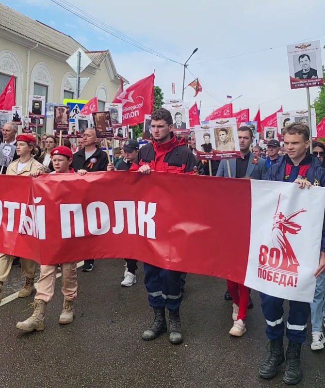 Клиентские службы ОСФР по Херсонской области почтили память героев в День Победы Клиентские службы ОСФР по Херсонской области почтили память героев в День Победы