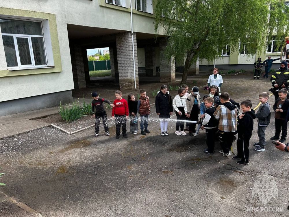 Ученики Новоалесеевской школы №2 познакомились с работой огнеборцев Ученики Новоалесеевской школы №2 познакомились с работой огнеборцев