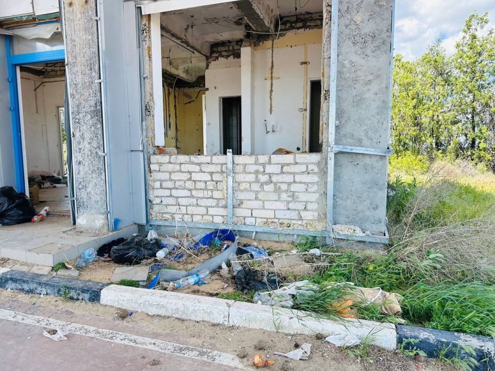 Разбитые АЗС на трассе (в селе Цукуры Каховского МО) Разбитые АЗС на трассе (в селе Цукуры Каховского МО)