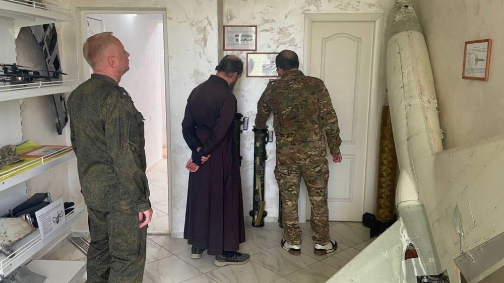 Офицеры военного СУ СК России по Объединенной группировке войск (сил) приняли участие в освящении временного здания Управления в Херсонской области Офицеры военного СУ СК России по Объединенной группировке войск (сил) приняли участие в освящении временного здания Управления в Херсонской области