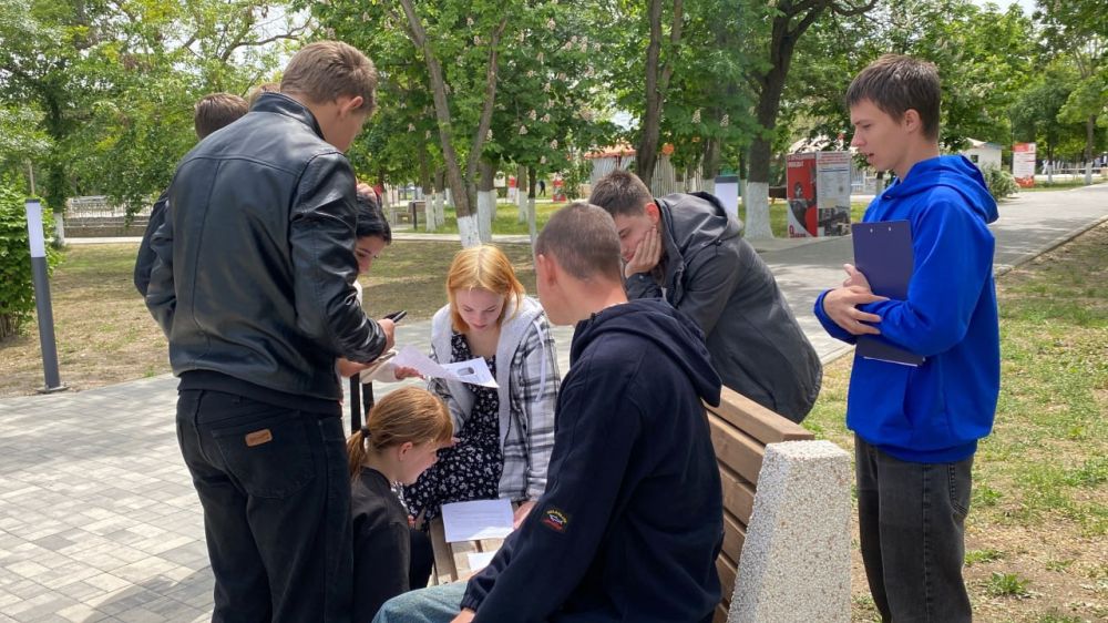 Первую в Херсонской области квест-игру, посвященную музеям, провели волонтеры «Единой России» и молодогвардейцы в Геническе Первую в Херсонской области квест-игру, посвященную музеям, провели волонтеры «Единой России» и молодогвардейцы в Геническе