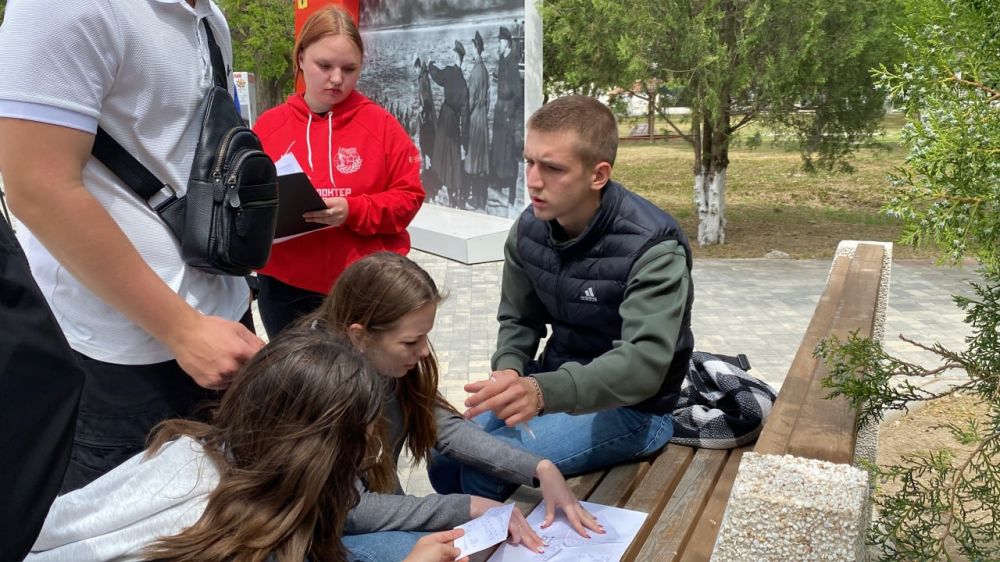 Первую в Херсонской области квест-игру, посвященную музеям, провели волонтеры «Единой России» и молодогвардейцы в Геническе Первую в Херсонской области квест-игру, посвященную музеям, провели волонтеры «Единой России» и молодогвардейцы в Геническе