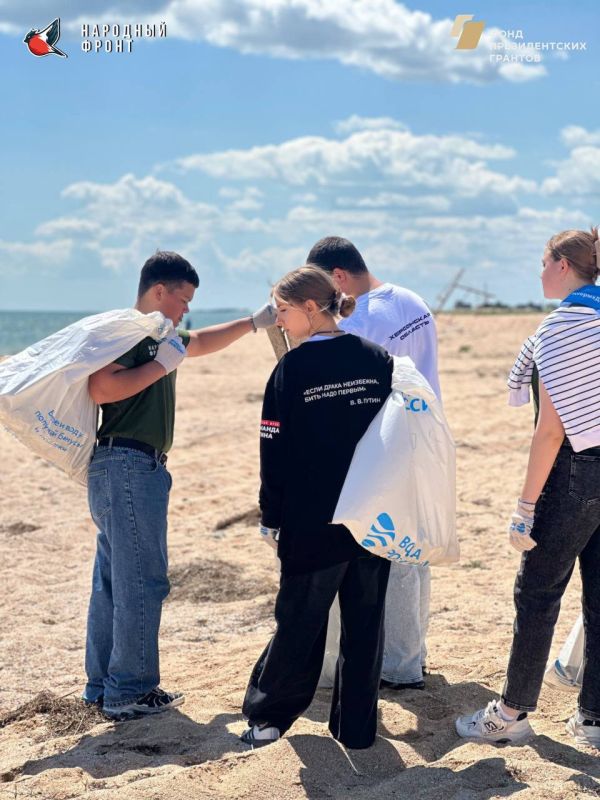 Молодёжка Народного фронта присоединилась к акции «Вода России» Молодёжка Народного фронта присоединилась к акции «Вода России»