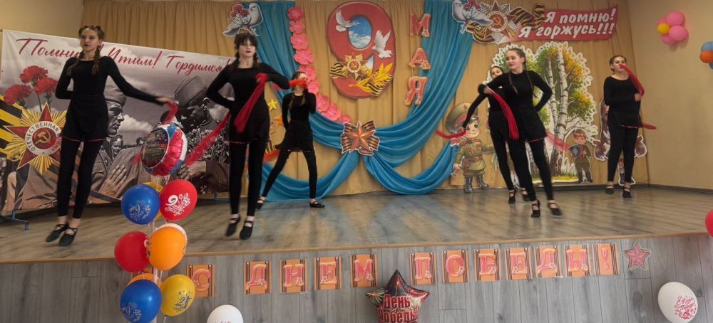 Праздничный концерт в честь Дня Победы в Каланчакской школе №1 Праздничный концерт в честь Дня Победы в Каланчакской школе №1
