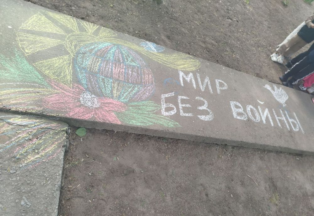 «Мир глазами ребенка» На асфальте темно-сером Мы цветы рисуем мелом «Мир глазами ребенка» На асфальте темно-сером Мы цветы рисуем мелом