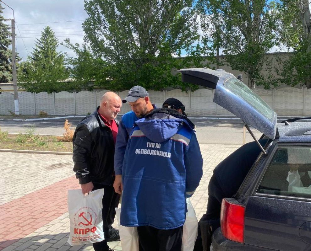 Работникам водоканала города Таврийск была оказана гуманитарная помощь в виде продуктовых наборов Работникам водоканала города Таврийск была оказана гуманитарная помощь в виде продуктовых наборов