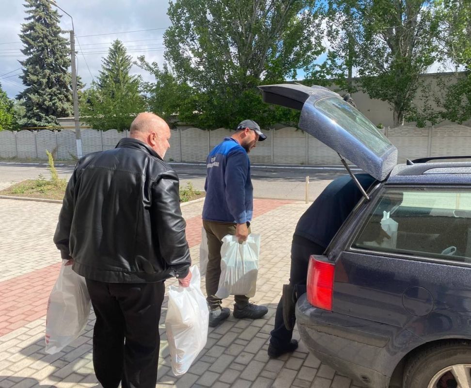 Работникам водоканала города Таврийск была оказана гуманитарная помощь в виде продуктовых наборов Работникам водоканала города Таврийск была оказана гуманитарная помощь в виде продуктовых наборов