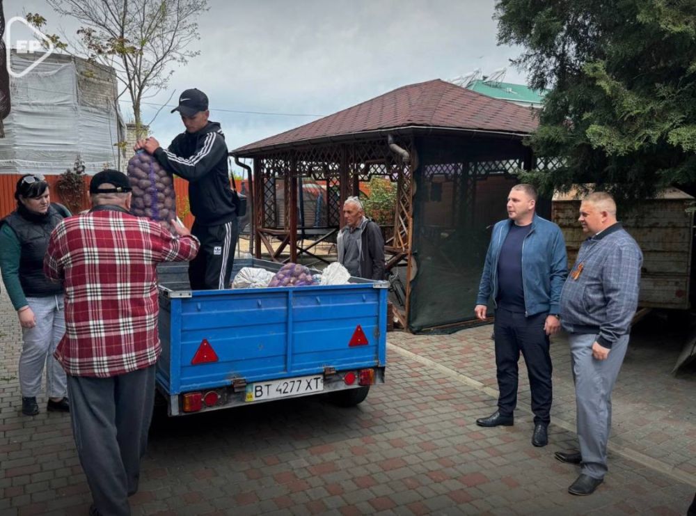 Участники гуманитарной миссии «Единой России», в которую вошел депутат Херсонской областной Думы Евгений Кузьмин, передали больше тонны продуктов питания в пункты временного размещения Голопристанского округа Участники гуманитарной миссии «Единой России», в которую вошел депутат Херсонской областной Думы Евгений Кузьмин, передали больше тонны продуктов питания в пункты временного размещения Голопристанского округа