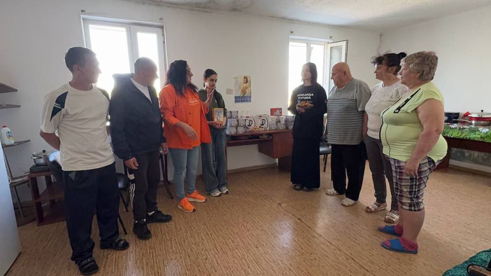 Штаб #МЫВМЕСТЕ совместно с Народным фронтом поздравили в ПВР с Международным днём Чаепития переселенцев с ЛБС