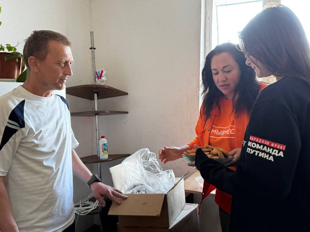 Штаб #МЫВМЕСТЕ совместно с Народным фронтом поздравили в ПВР с Международным днём Чаепития переселенцев с ЛБС