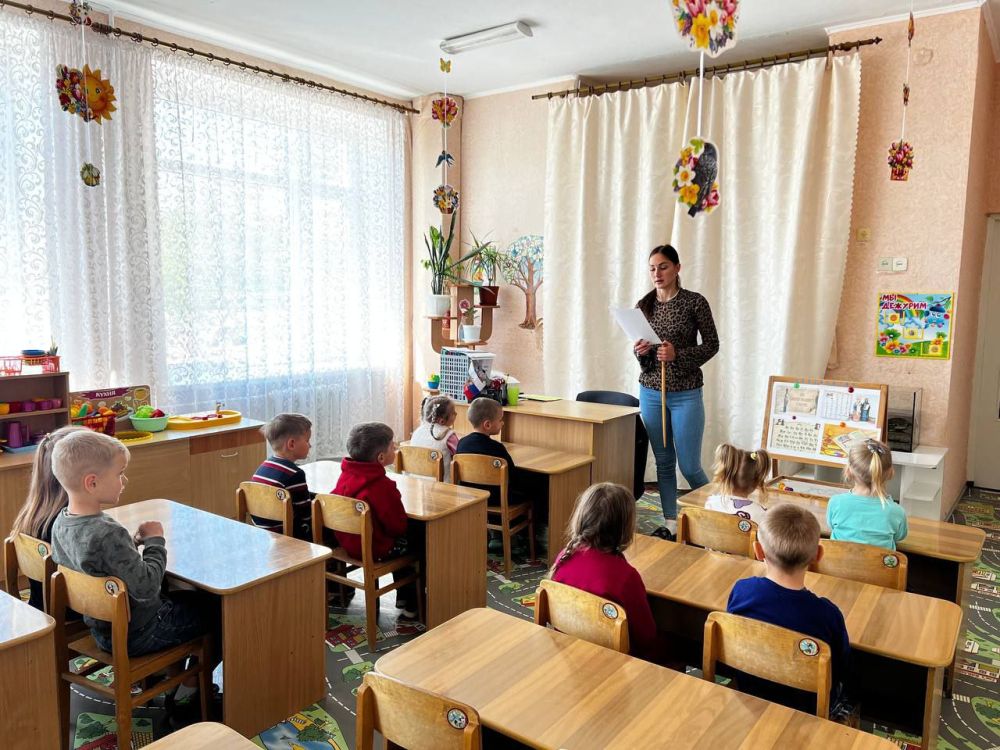 Тематические занятия, посвященные Дню славянской письменности и культуры, прошли в Тавричанском детском саду "Ромашка" Тематические занятия, посвященные Дню славянской письменности и культуры, прошли в Тавричанском детском саду "Ромашка"