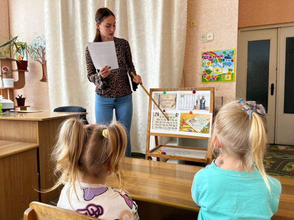 Тематические занятия, посвященные Дню славянской письменности и культуры, прошли в Тавричанском детском саду "Ромашка" Тематические занятия, посвященные Дню славянской письменности и культуры, прошли в Тавричанском детском саду "Ромашка"