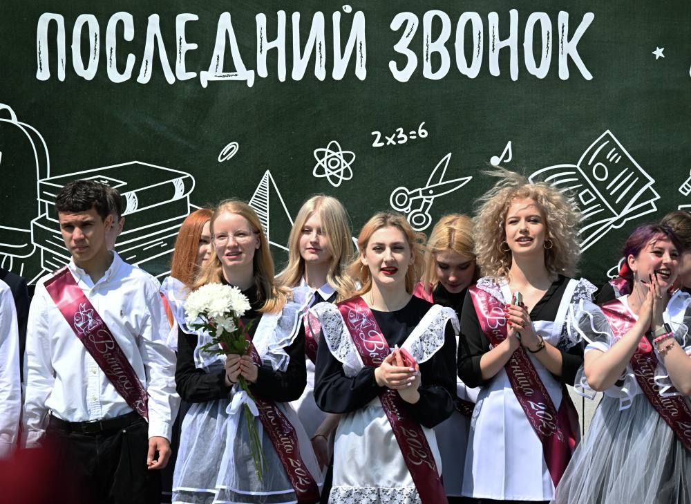 Дорогие выпускники, уважаемые педагоги и родители! Дорогие выпускники, уважаемые педагоги и родители!