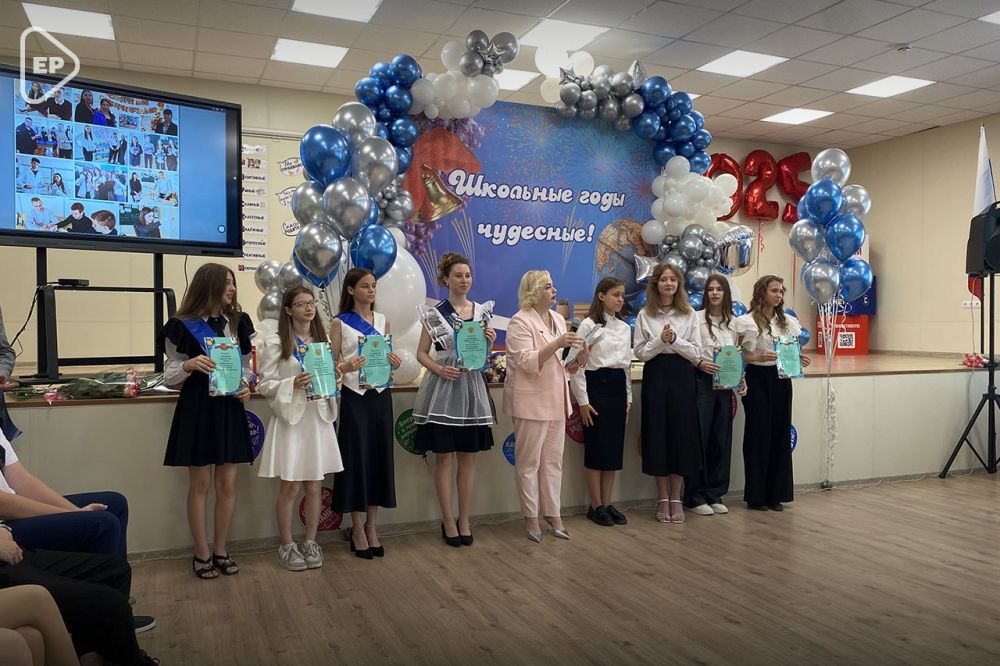 В праздник «последнего звонка» выпускников школ Херсонской области поздравили представители «Единой России» и волонтеры МГЕР В праздник «последнего звонка» выпускников школ Херсонской области поздравили представители «Единой России» и волонтеры МГЕР