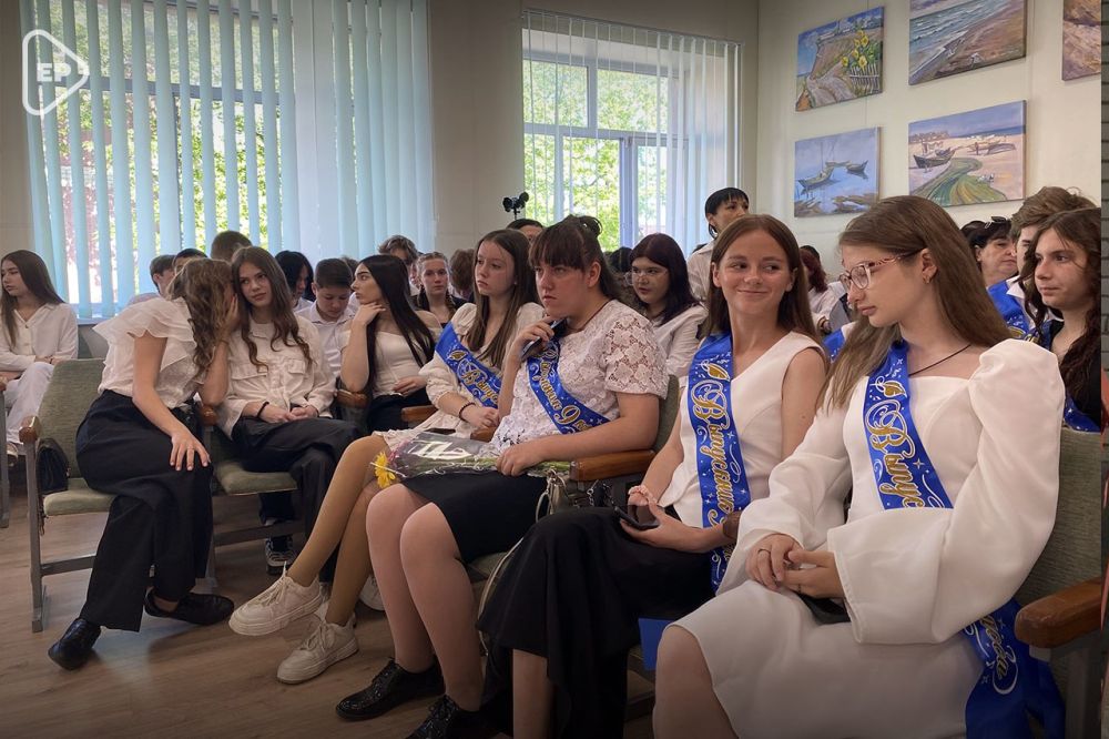 В праздник «последнего звонка» выпускников школ Херсонской области поздравили представители «Единой России» и волонтеры МГЕР В праздник «последнего звонка» выпускников школ Херсонской области поздравили представители «Единой России» и волонтеры МГЕР