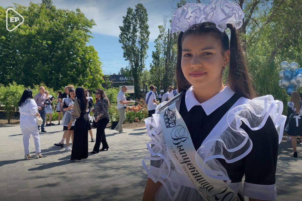В праздник «последнего звонка» выпускников школ Херсонской области поздравили представители «Единой России» и волонтеры МГЕР В праздник «последнего звонка» выпускников школ Херсонской области поздравили представители «Единой России» и волонтеры МГЕР