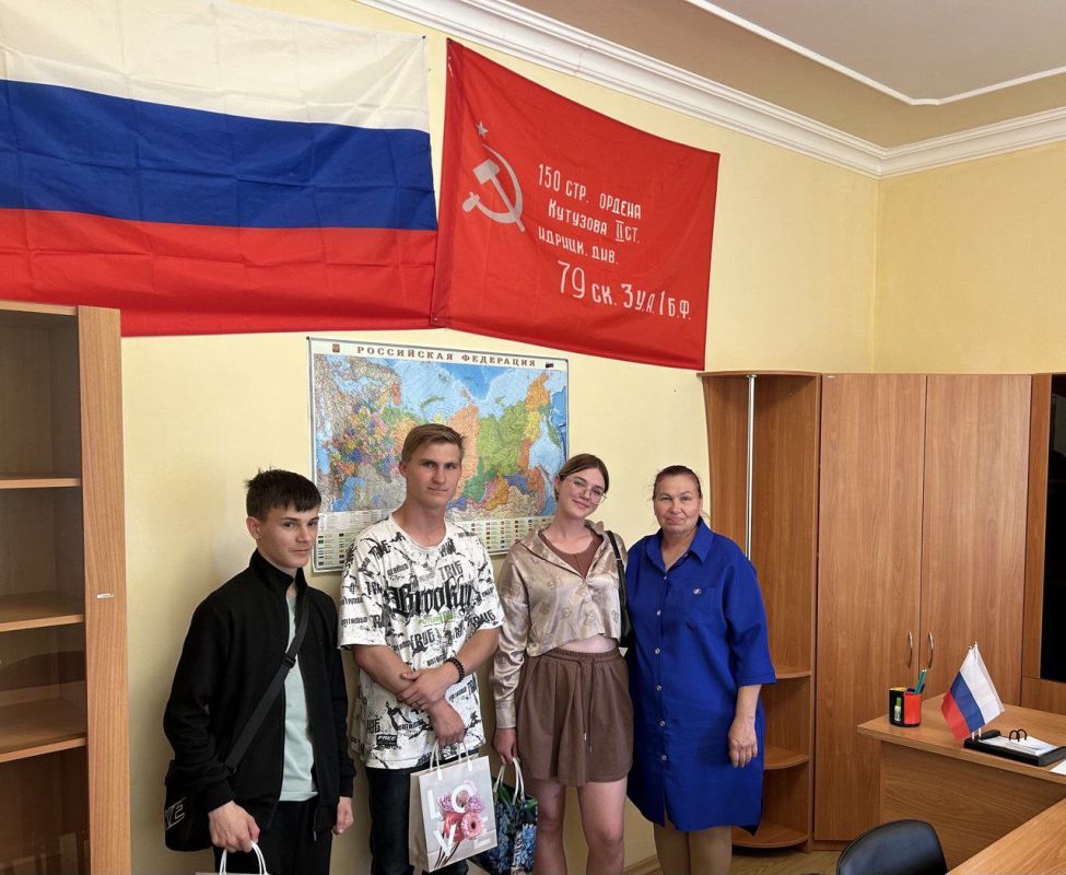 Начальник Любимовского территориального отдела поздравила выпускников поселка с последним звонком Начальник Любимовского территориального отдела поздравила выпускников поселка с последним звонком