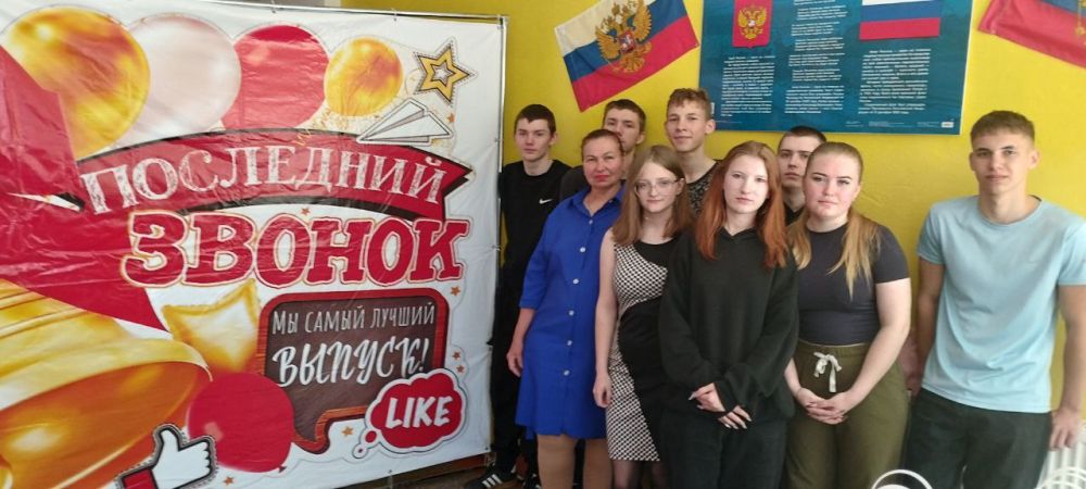 Начальник Любимовского территориального отдела поздравила выпускников поселка с последним звонком Начальник Любимовского территориального отдела поздравила выпускников поселка с последним звонком