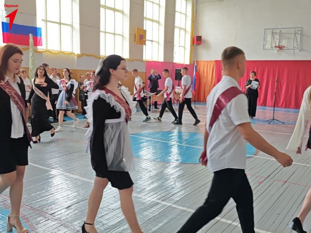 В Долматовской школе прошла торжественная линейка в честь последнего звонка