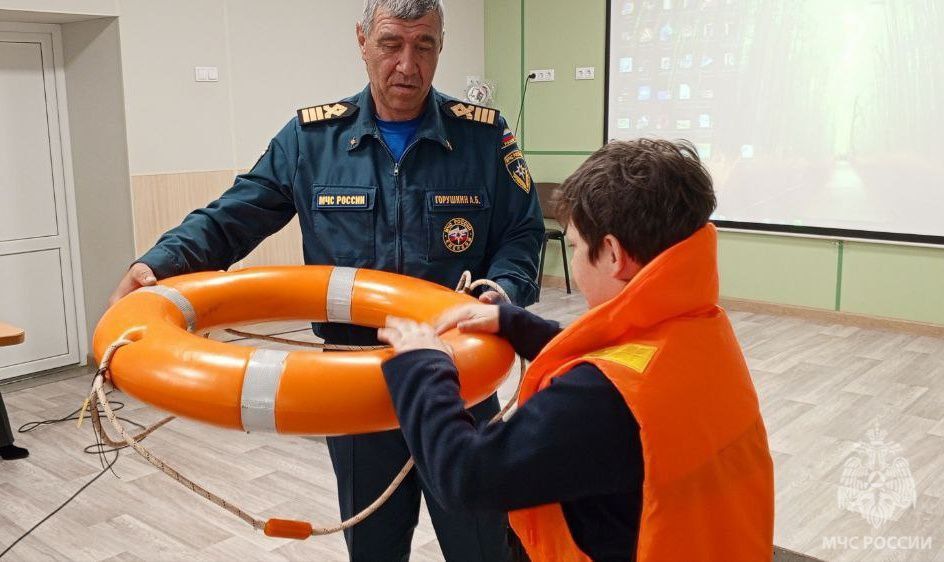 В преддверии летних каникул сотрудники МЧС провели занятие для учащихся Генической школы №4 В преддверии летних каникул сотрудники МЧС провели занятие для учащихся Генической школы №4