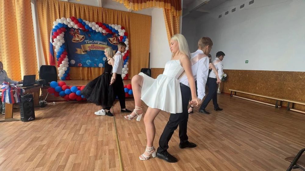В Мирненской школе Каланчакского округа состоялась торжественная линейка, посвящённая Последнему звонку для выпускников 9-х и 11-х классов