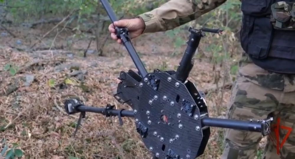Подразделения РЭБ 49 армии успешно перехватили три тяжёлых гексокоптера ВСУ R-18 «Баба-Яга» на Херсонском направлении Подразделения РЭБ 49 армии успешно перехватили три тяжёлых гексокоптера ВСУ R-18 «Баба-Яга» на Херсонском направлении