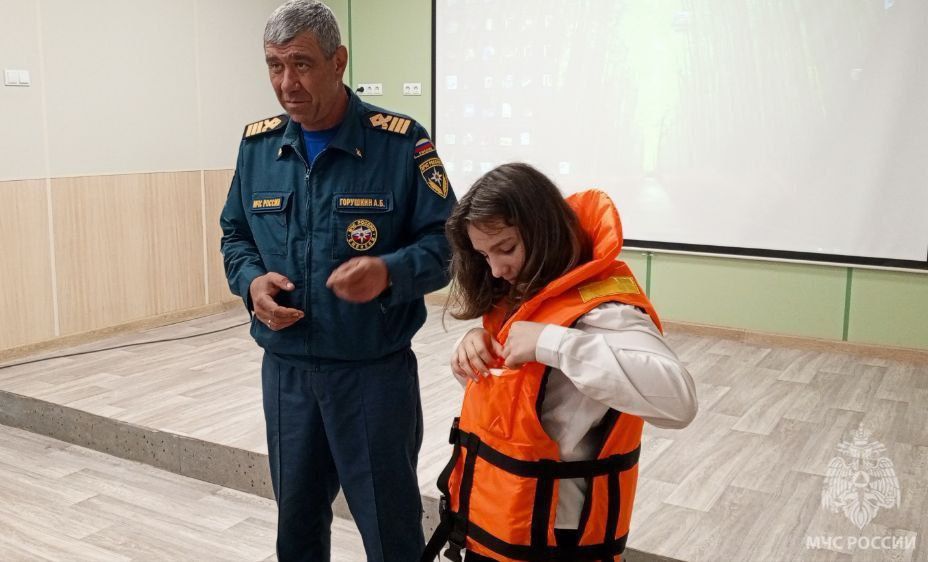 В преддверии летних каникул сотрудники МЧС провели занятие для учащихся Генической школы №4 В преддверии летних каникул сотрудники МЧС провели занятие для учащихся Генической школы №4