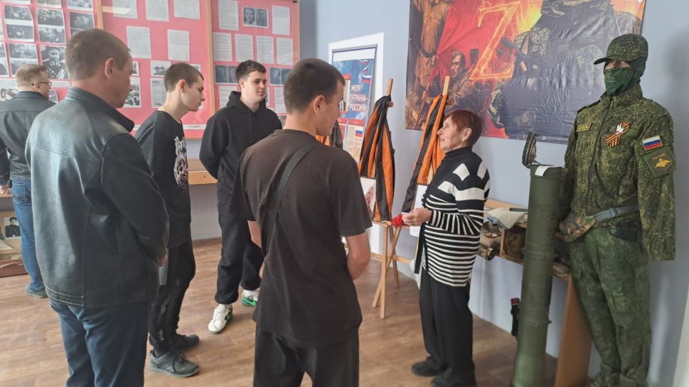 Депутаты Херсонской областной Думы посетили музейную комнату в Великолепетихском округе, расположенную в 15-ти километровой зоне боевого соприкосновения Депутаты Херсонской областной Думы посетили музейную комнату в Великолепетихском округе, расположенную в 15-ти километровой зоне боевого соприкосновения