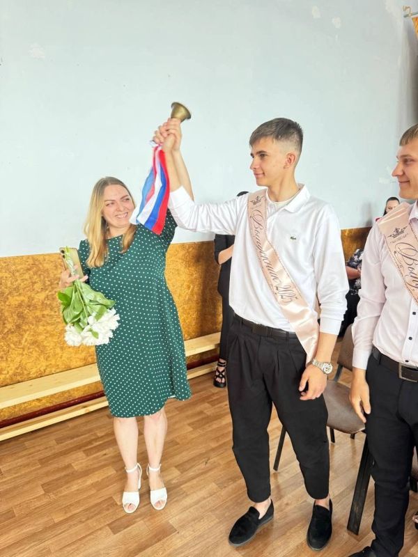 В Мирненской школе Каланчакского округа состоялась торжественная линейка, посвящённая Последнему звонку для выпускников 9-х и 11-х классов