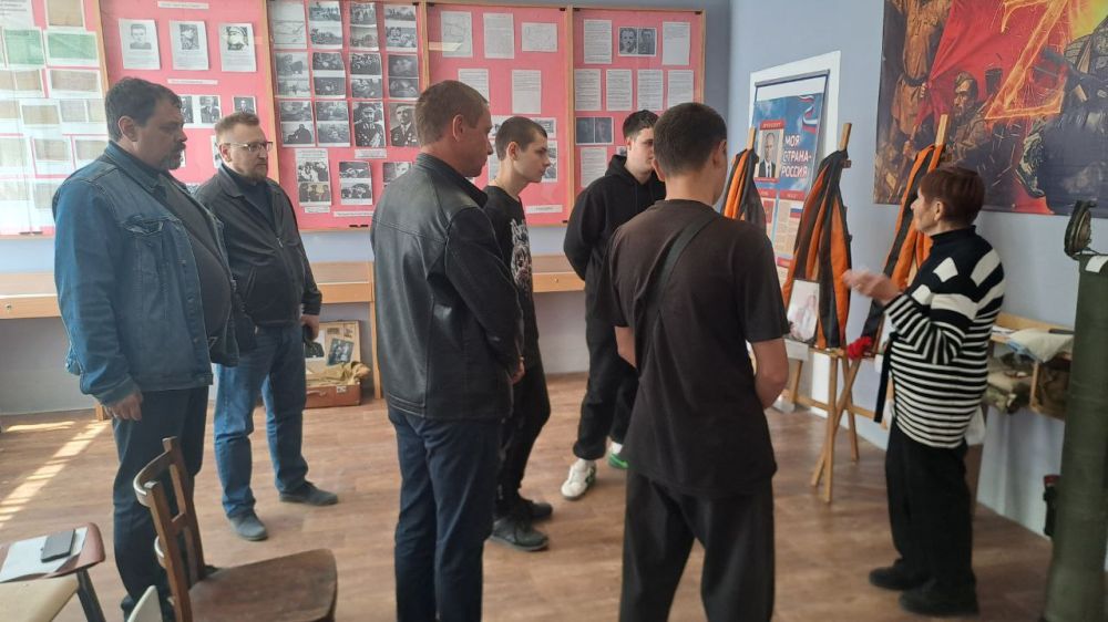 Депутаты Херсонской областной Думы посетили музейную комнату в Великолепетихском округе, расположенную в 15-ти километровой зоне боевого соприкосновения Депутаты Херсонской областной Думы посетили музейную комнату в Великолепетихском округе, расположенную в 15-ти километровой зоне боевого соприкосновения