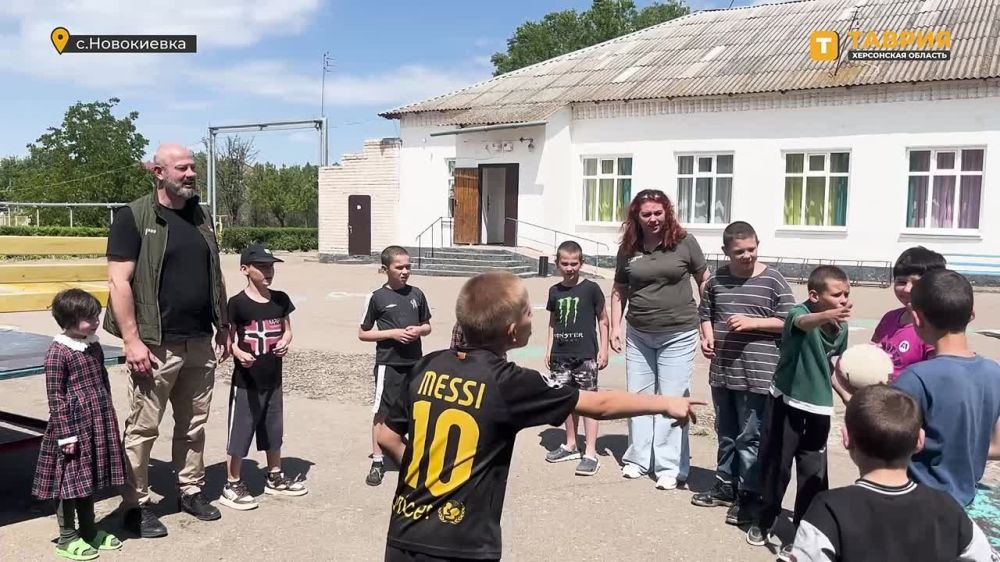 Команда Народного фронта навестила воспитанников Новокиевского детского социально-реабилитационного центра