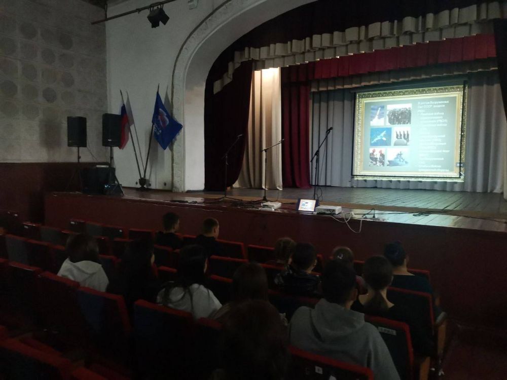 29 мая в Нижнесерогозском ЦКД прошёл информационный час для детей на тему &quot;История создания Вооруженных сил нашего государства&quot;
