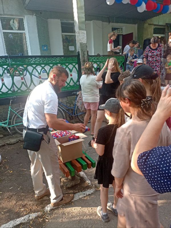 В Алексеевке для детей устроили пенную вечеринку и веселые конкурсы В Алексеевке для детей устроили пенную вечеринку и веселые конкурсы