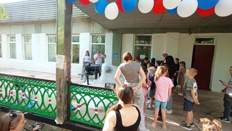 В Алексеевке для детей устроили пенную вечеринку и веселые конкурсы В Алексеевке для детей устроили пенную вечеринку и веселые конкурсы