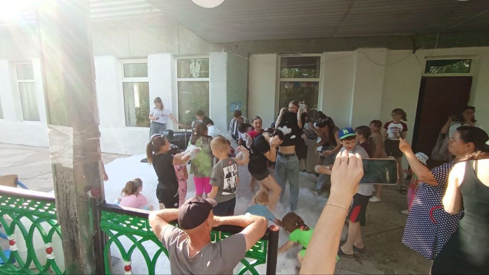 В Алексеевке для детей устроили пенную вечеринку и веселые конкурсы В Алексеевке для детей устроили пенную вечеринку и веселые конкурсы