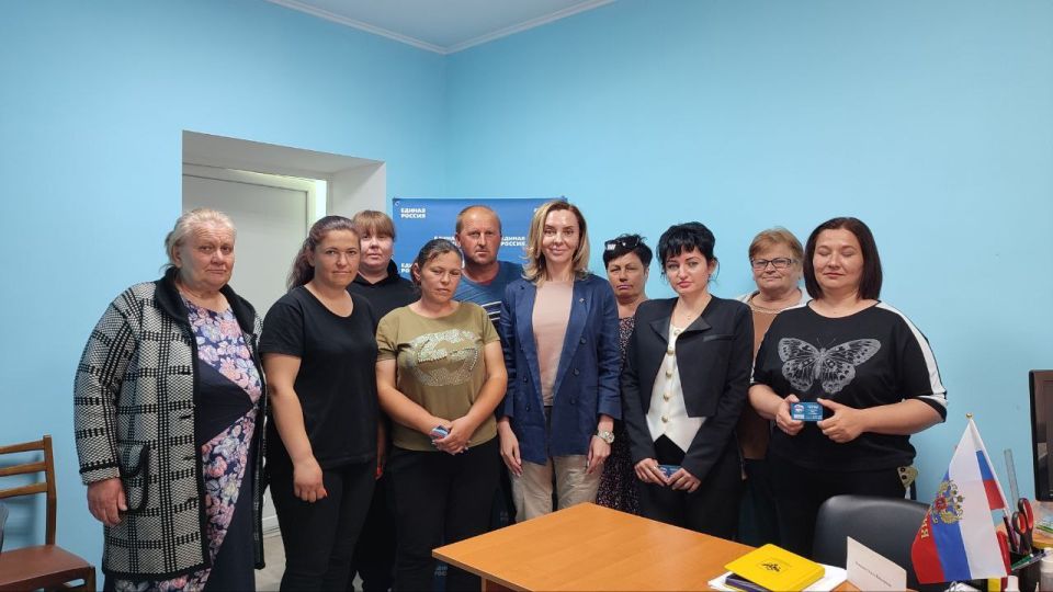 Поздравила со вступлением в «Единую Россию» и вручила партбилеты жителям еще нескольких населённых пунктов Новотроицкого округа Поздравила со вступлением в «Единую Россию» и вручила партбилеты жителям еще нескольких населённых пунктов Новотроицкого округа