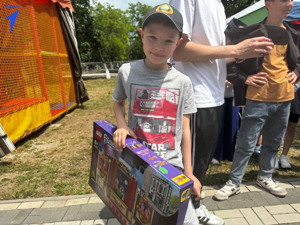 Геническ отметил День защиты детей вместе с Движением Первых Геническ отметил День защиты детей вместе с Движением Первых