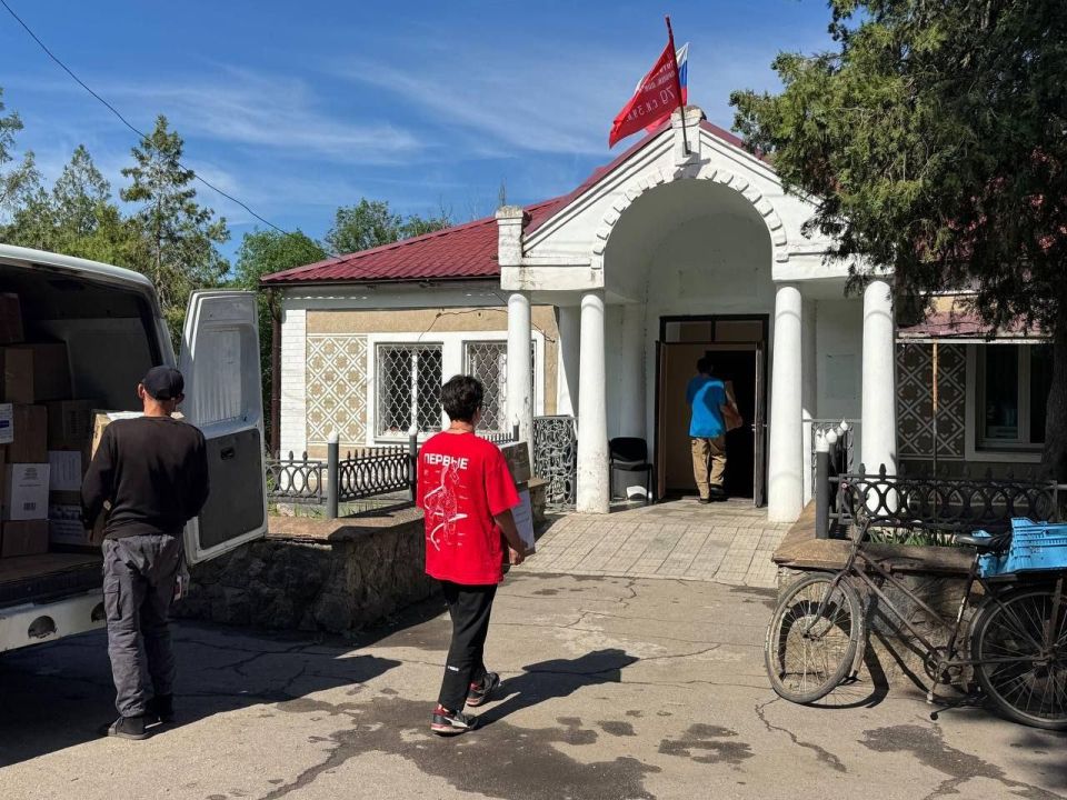 Активисты из Краснодарского края привезли подарки детям Горностаевского округа Активисты из Краснодарского края привезли подарки детям Горностаевского округа