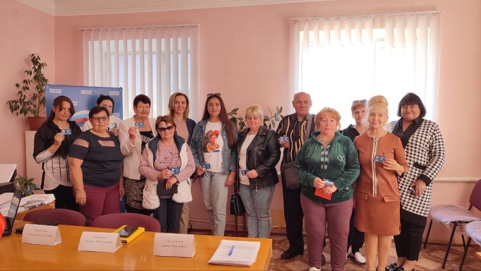 Поздравила со вступлением в «Единую Россию» и вручила партбилеты жителям еще нескольких населённых пунктов Новотроицкого округа Поздравила со вступлением в «Единую Россию» и вручила партбилеты жителям еще нескольких населённых пунктов Новотроицкого округа