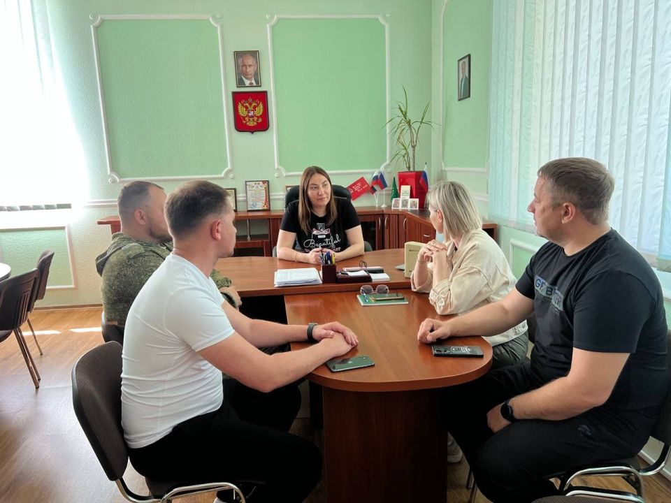 Евгения Кузьменко: Сегодня нас посетили коллеги с муниципального образования Выселковского района Краснодарского края! Вместе провели высадку петуний и туй, которые привезли сотрудники администрации с собой