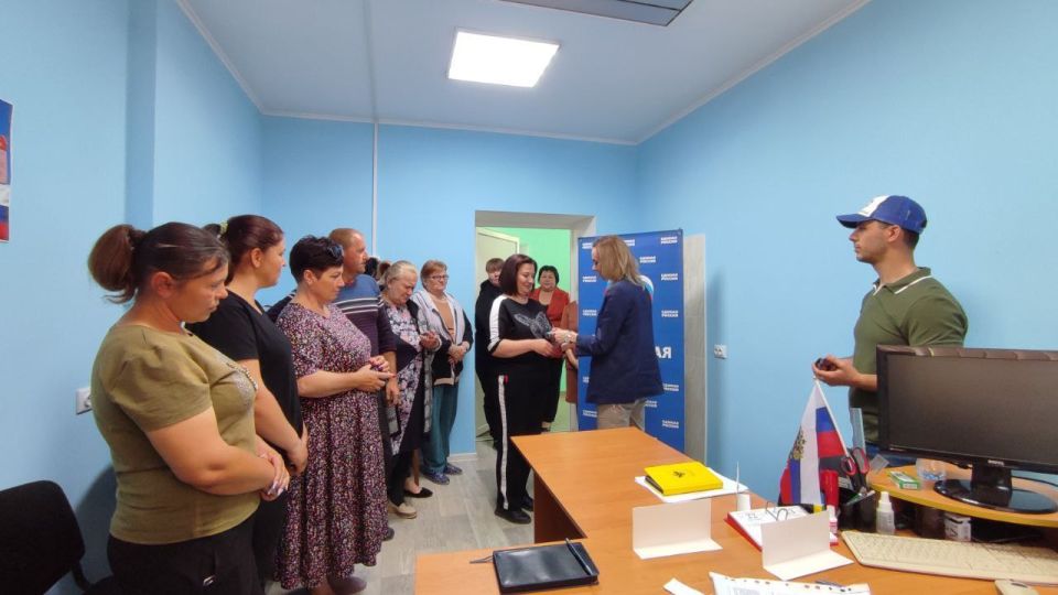 Поздравила со вступлением в «Единую Россию» и вручила партбилеты жителям еще нескольких населённых пунктов Новотроицкого округа Поздравила со вступлением в «Единую Россию» и вручила партбилеты жителям еще нескольких населённых пунктов Новотроицкого округа