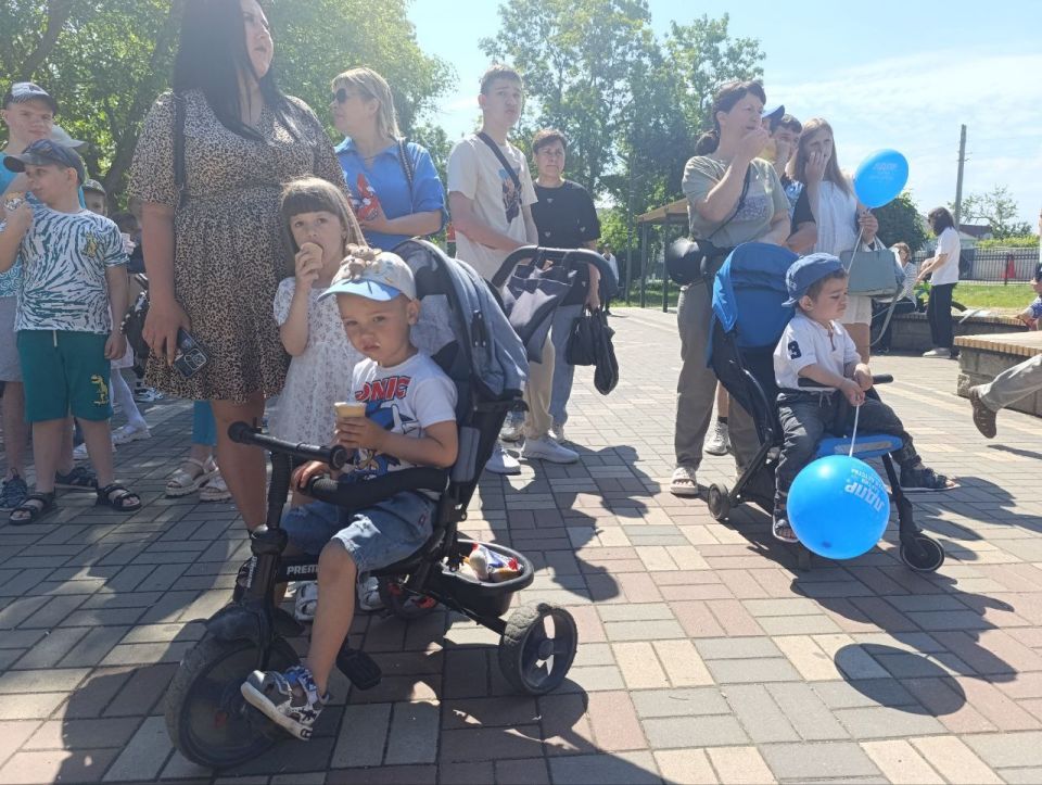 Выражаю искреннюю благодарность главе муниципального образования Крымский район Краснодарского края Сергею Лесь и начальнику отдела по делам молодежи Марии Митрофановой за сердечные поздравления, адресованные юным жителям... Выражаю искреннюю благодарность главе муниципального образования Крымский район Краснодарского края Сергею Лесь и начальнику отдела по делам молодежи Марии Митрофановой за сердечные поздравления, адресованные юным жителям...