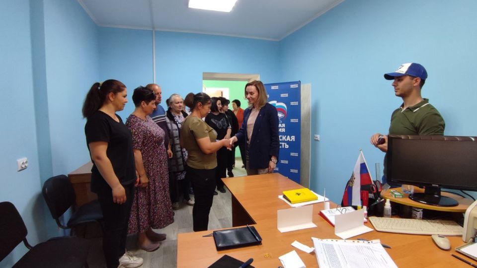 Поздравила со вступлением в «Единую Россию» и вручила партбилеты жителям еще нескольких населённых пунктов Новотроицкого округа Поздравила со вступлением в «Единую Россию» и вручила партбилеты жителям еще нескольких населённых пунктов Новотроицкого округа
