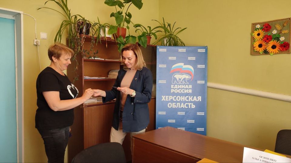 Поздравила со вступлением в «Единую Россию» и вручила партбилеты жителям еще нескольких населённых пунктов Новотроицкого округа Поздравила со вступлением в «Единую Россию» и вручила партбилеты жителям еще нескольких населённых пунктов Новотроицкого округа