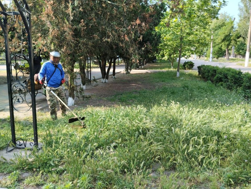 Благоустройство Скадовска: сотрудники МБУ «Джарылгач» провели комплексную уборку города Благоустройство Скадовска: сотрудники МБУ «Джарылгач» провели комплексную уборку города